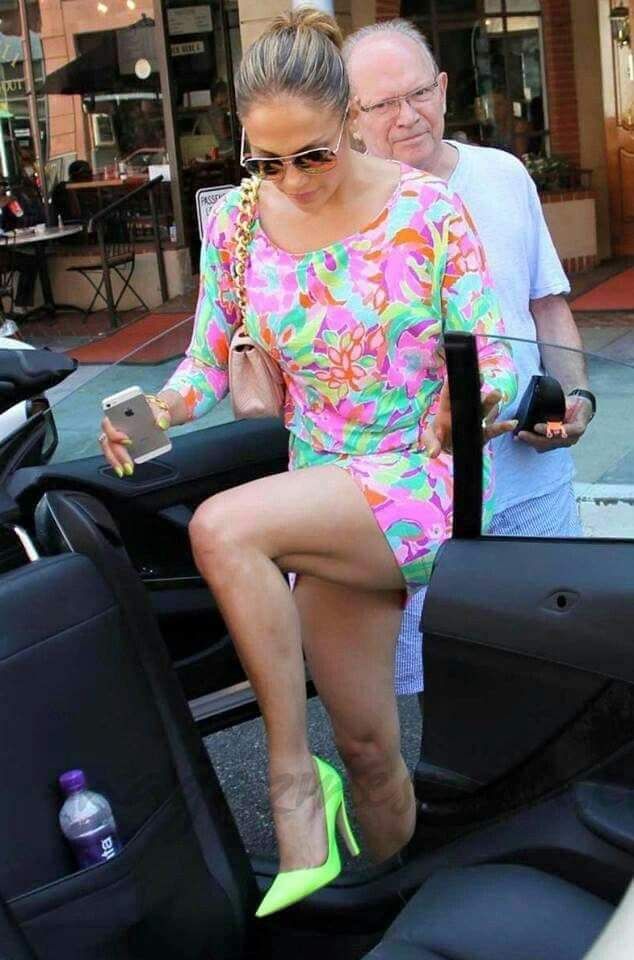What’s happening with Jennifer Lopez’s feet lately !