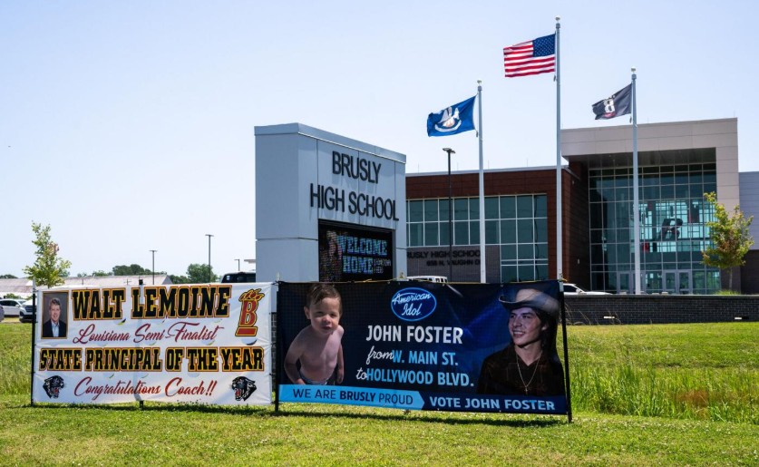 “The boy is now the pride of the town.” – That was the emotional whisper that rang out through the crowd when John Foster set foot on his hometown soil. Just a year ago, he was standing on the graduation stage with an ambitious speech; today, he returned to the arms of thousands of people, welcomed as a “hero” – a “superstar” who had just stepped off the American Idol stage. The applause was endless, the hand-drawn banners trembled in the wind, and the sparkling eyes of the children looked at John as if his dream had come true. No longer an ordinary boy – John Foster is now a living testament to the miracle of having a big enough dream and a strong enough heart.