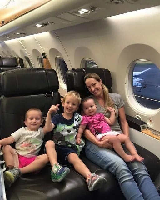 MILLIONAIRE MOCKS POOR WOMAN WITH 3 KIDS ON BUSINESS CLASS FLIGHT UNTIL PILOT INTERRUPTS HIM “Ugh! You can’t be serious! Are you really making her sit here?!” Louis Newman grumbled as he noticed a mother-of-three approaching his seat. “I’m sorry, sir,” the stewardess replied gently. “These seats have been assigned to Mrs. Debbie Brown and her children, and we can’t do anything about it.” The rich man got even more annoyed. What irritated him even more was that he was forced to sit next to a woman who seemed not to belong to the business class, wearing the cheapest clothes on the flight. Louis Newman couldn’t stop complaining all throughout the flight, until an announcement over the intercom interrupted him. Rather than turning off the intercom after his announcement, the pilot, Captain Tyler Brown, continued. Suddenly, all passengers on the plane turned their heads to look at Debbie and her 3 kids.👇